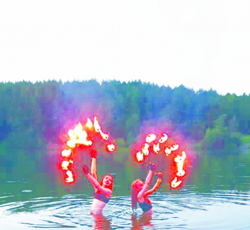 Спектакль из огней над водой — коллектив «Аркана» в своих выступлениях совмещает две стихии.